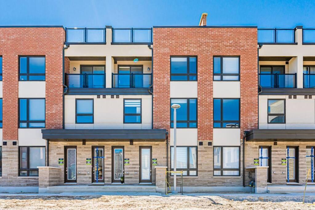 Villa Cheerful 3Br Townhouse With Patio Toronto Exterior foto